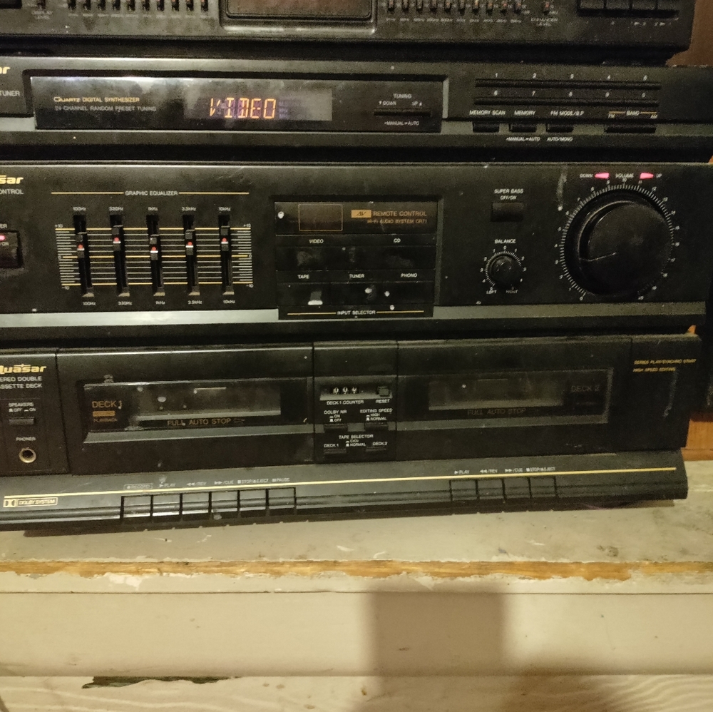 Vintage q u a s a r d o l b y system and tape player